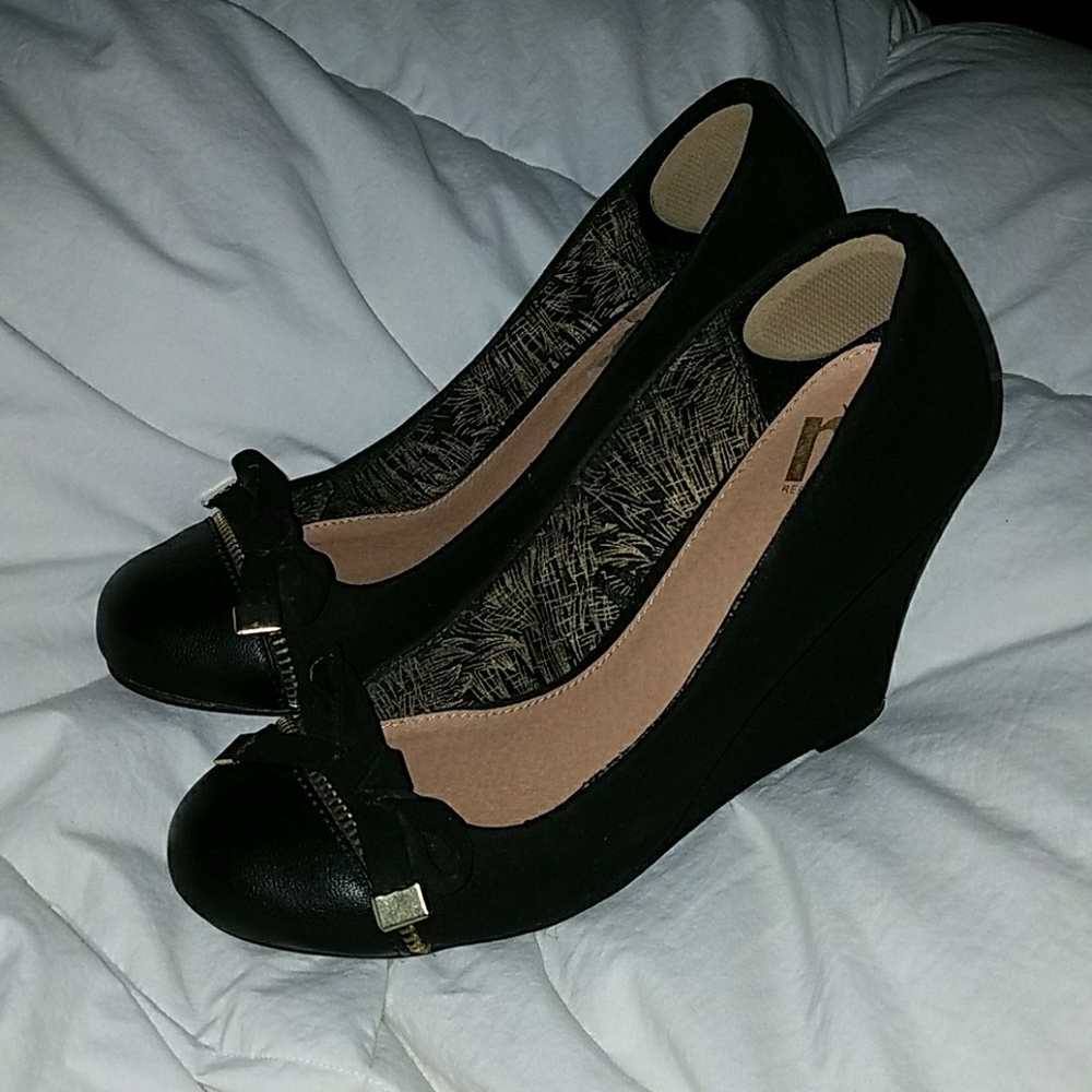 Cute Black Wedges!